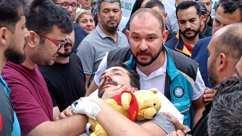 Tarifsiz acı: Eşi ve çocuklarını sedyeden uğurladı - Resim: 8
