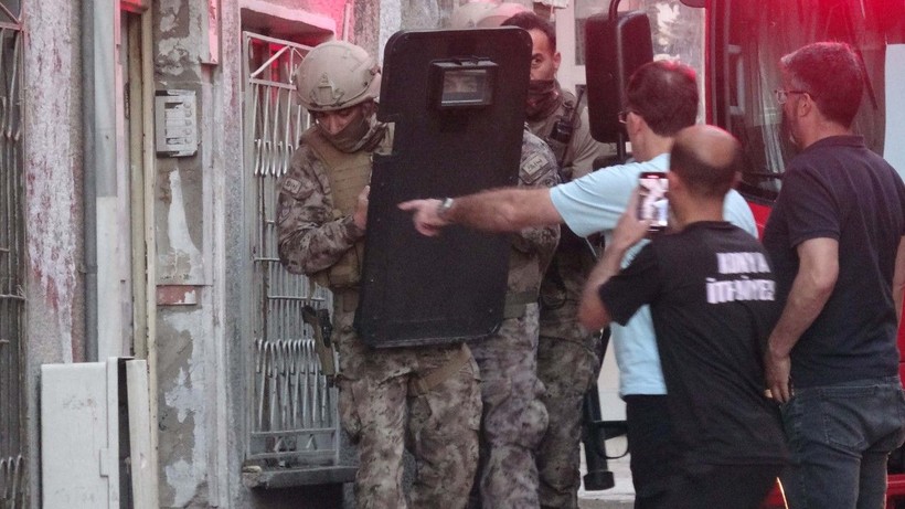 Konya'da korku dolu anlar: Boğazına bıçak dayayıp, evini yaktı - Resim: 1