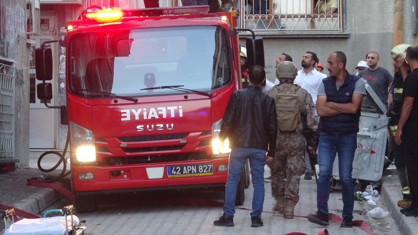 Konya'da korku dolu anlar: Boğazına bıçak dayayıp, evini yaktı - Resim: 2