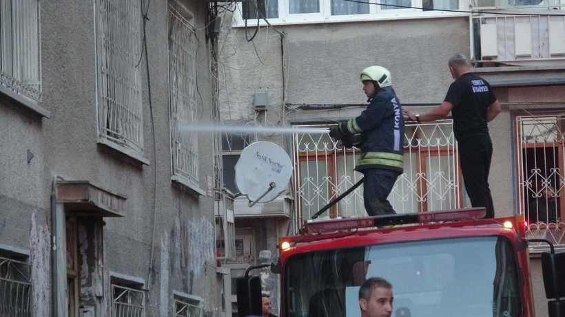 Konya'da korku dolu anlar: Boğazına bıçak dayayıp, evini yaktı - Resim: 3