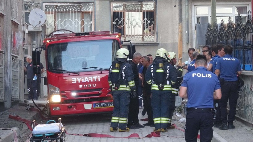 Konya'da korku dolu anlar: Boğazına bıçak dayayıp, evini yaktı - Resim: 4