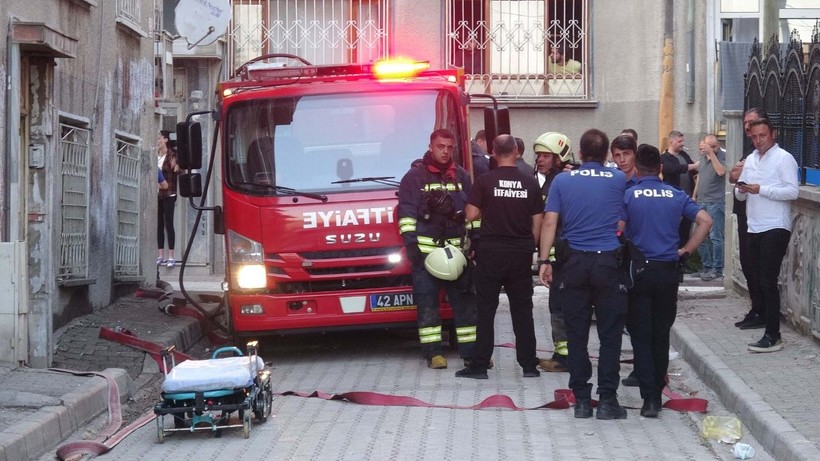 Konya'da korku dolu anlar: Boğazına bıçak dayayıp, evini yaktı - Resim: 5