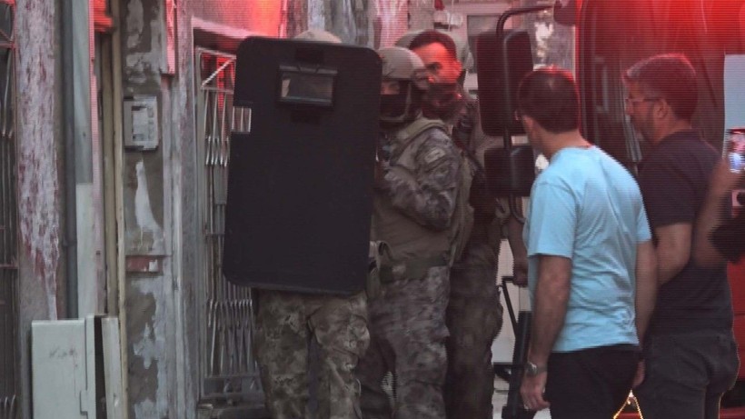 Konya'da korku dolu anlar: Boğazına bıçak dayayıp, evini yaktı - Resim: 7