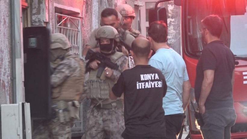 Konya'da korku dolu anlar: Boğazına bıçak dayayıp, evini yaktı - Resim: 8