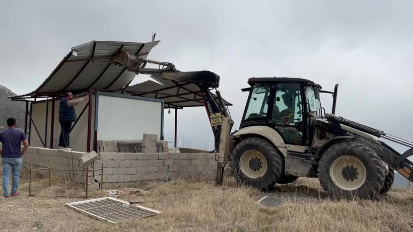 'Kesinlikle izin vermeyeceğiz' deyip evlere kepçeyi vurdu - Resim : 1