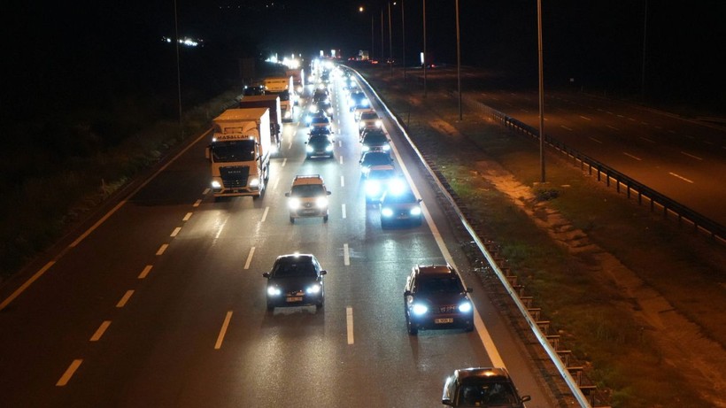 Bolu geçişinde trafik durma noktasına geldi - Resim: 2