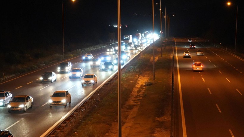 Bolu geçişinde trafik durma noktasına geldi - Resim: 1