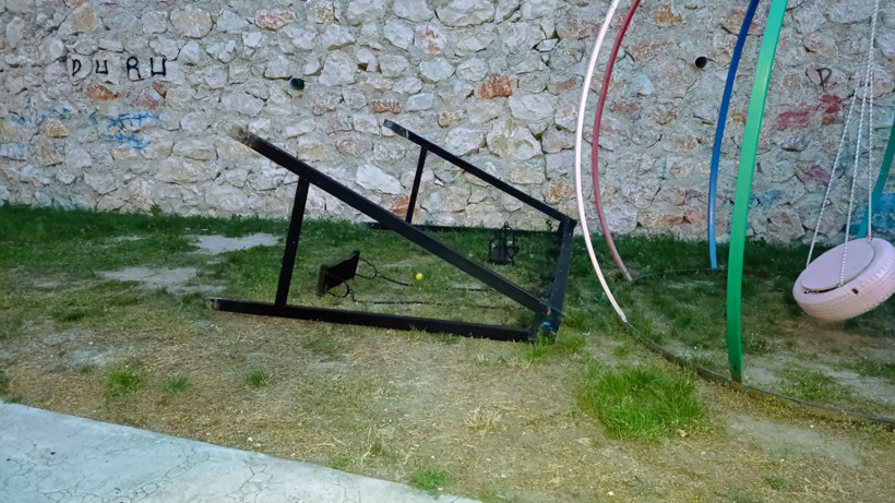 4 yaşındaki çocuk, salıncağın altında can verdi - Resim : 1