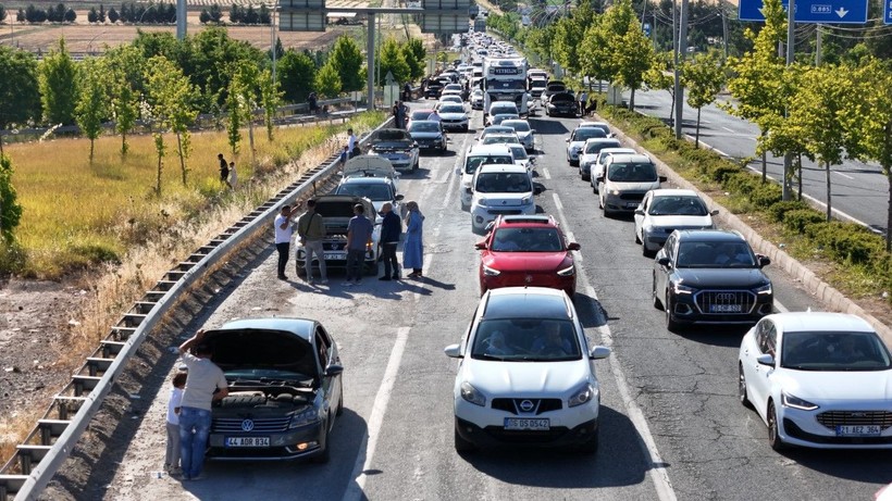 Araçlar yokuşu geçemedi: Kilometrelerce kuyruk oluştu - Resim: 1