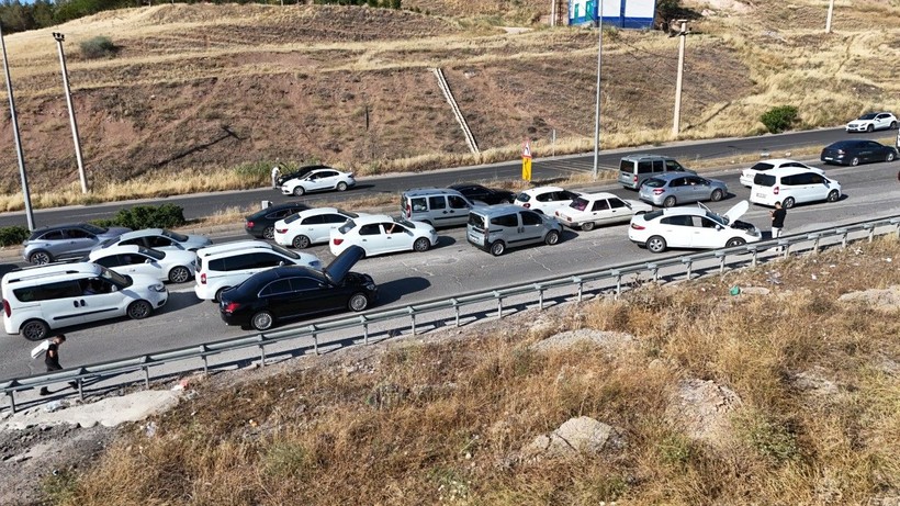 Araçlar yokuşu geçemedi: Kilometrelerce kuyruk oluştu - Resim: 2