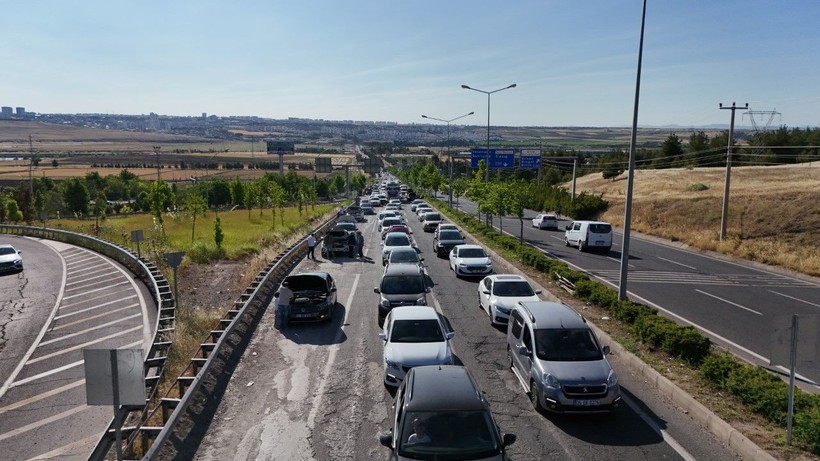 Araçlar yokuşu geçemedi: Kilometrelerce kuyruk oluştu - Resim: 3