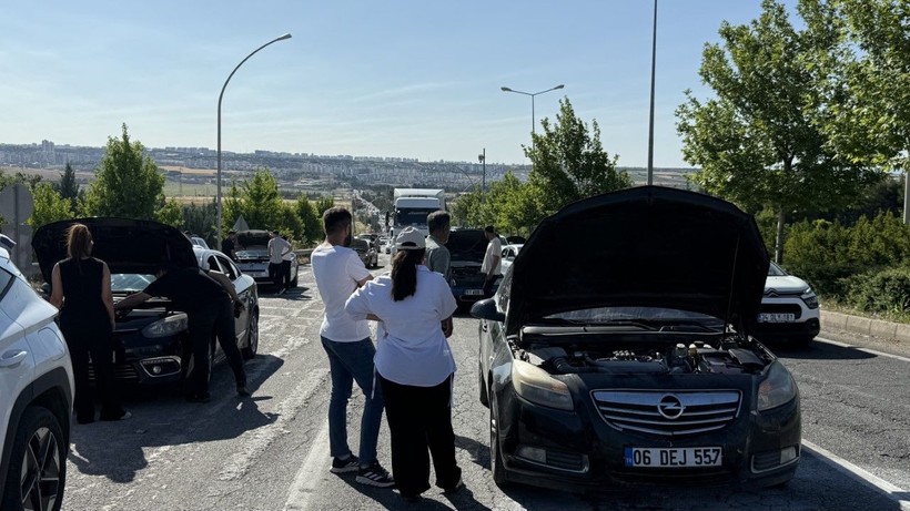 Araçlar yokuşu geçemedi: Kilometrelerce kuyruk oluştu - Resim: 6