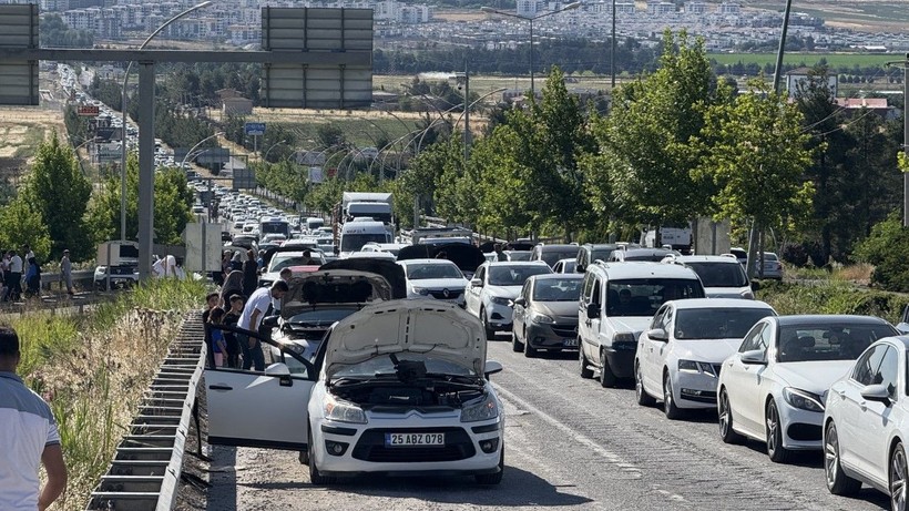 Araçlar yokuşu geçemedi: Kilometrelerce kuyruk oluştu - Resim: 8