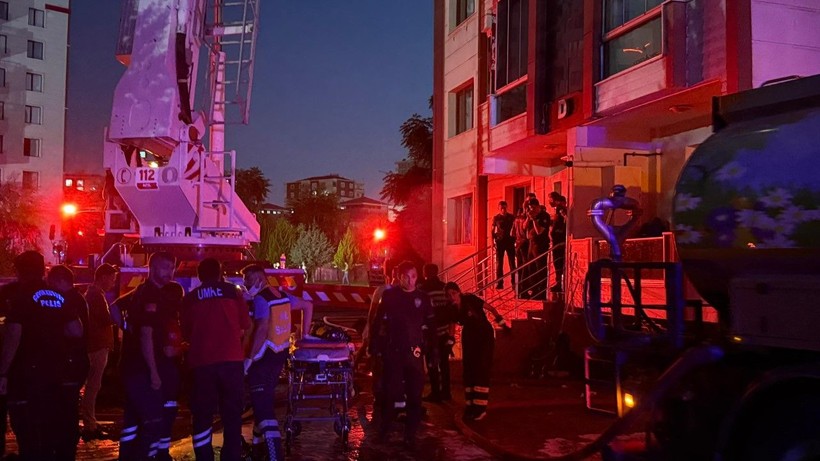 13 katlı binada yangın: Ölü ve yaralılar var - Resim: 10