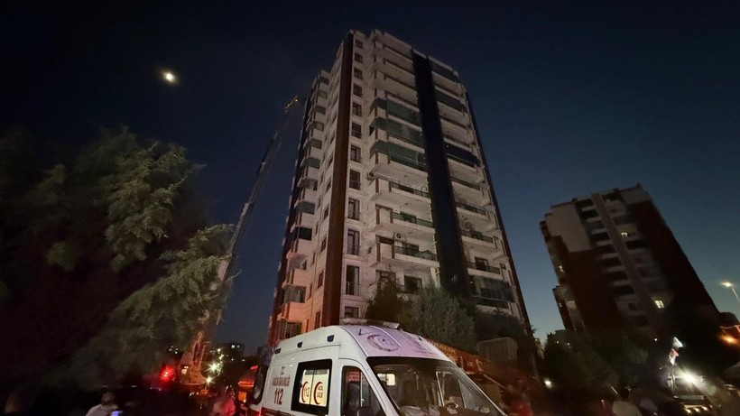 13 katlı binada yangın: Ölü ve yaralılar var - Resim: 11