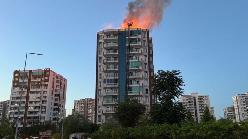 13 katlı binada yangın: Ölü ve yaralılar var - Resim: 1