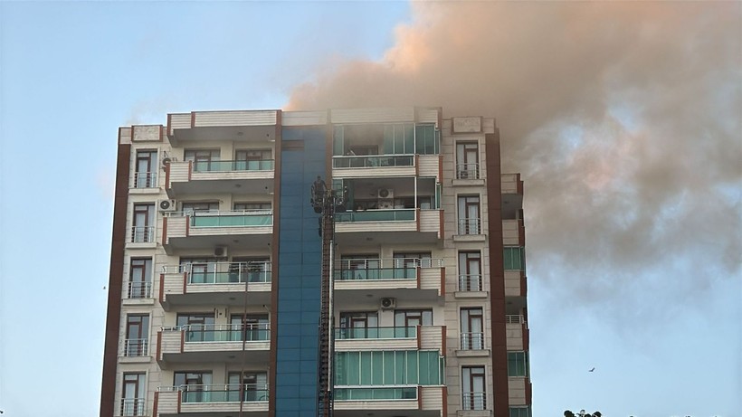 13 katlı binada yangın: Ölü ve yaralılar var - Resim: 8