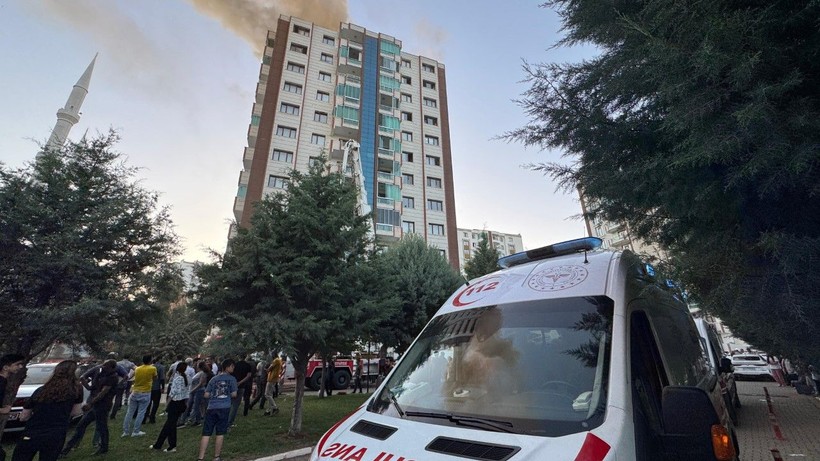 13 katlı binada yangın: Ölü ve yaralılar var - Resim: 3