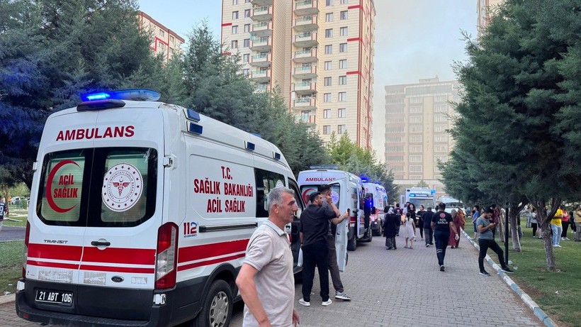 13 katlı binada yangın: Ölü ve yaralılar var - Resim: 2