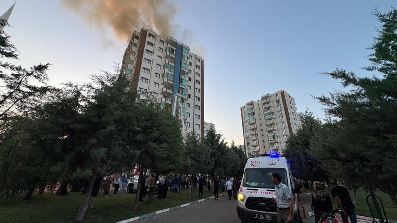 13 katlı binada yangın: Ölü ve yaralılar var - Resim: 6
