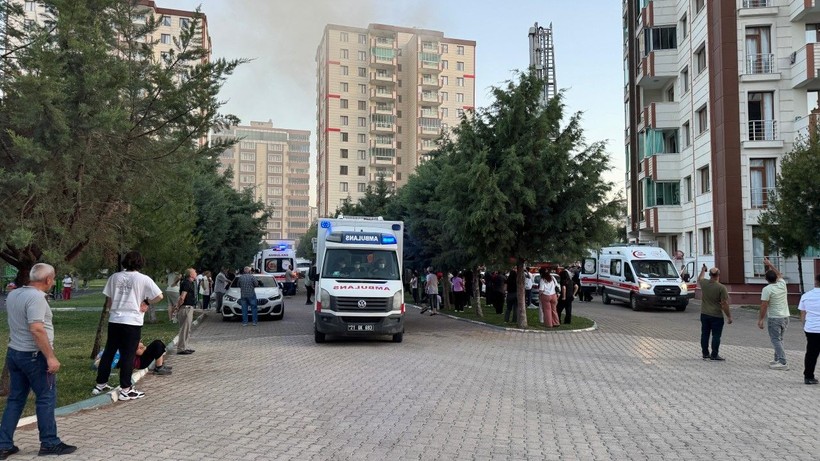 13 katlı binada yangın: Ölü ve yaralılar var - Resim: 9