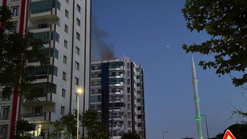 13 katlı binada yangın: Ölü ve yaralılar var - Resim: 12