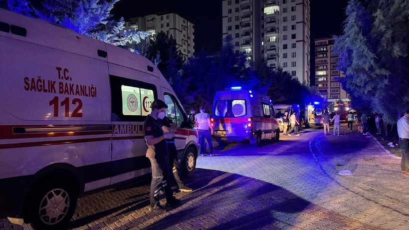 13 katlı binada yangın: Ölü ve yaralılar var - Resim: 13
