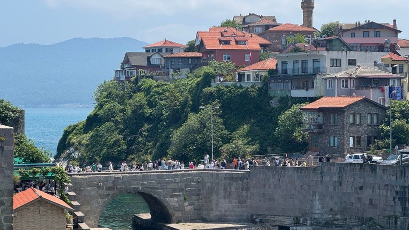 Amasra'ya nüfusunun 10 katı turist geldi - Resim: 1