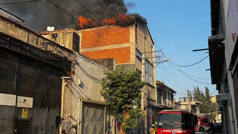 Metruk binada başladı: Mahalle alevlere teslim oldu - Resim: 1
