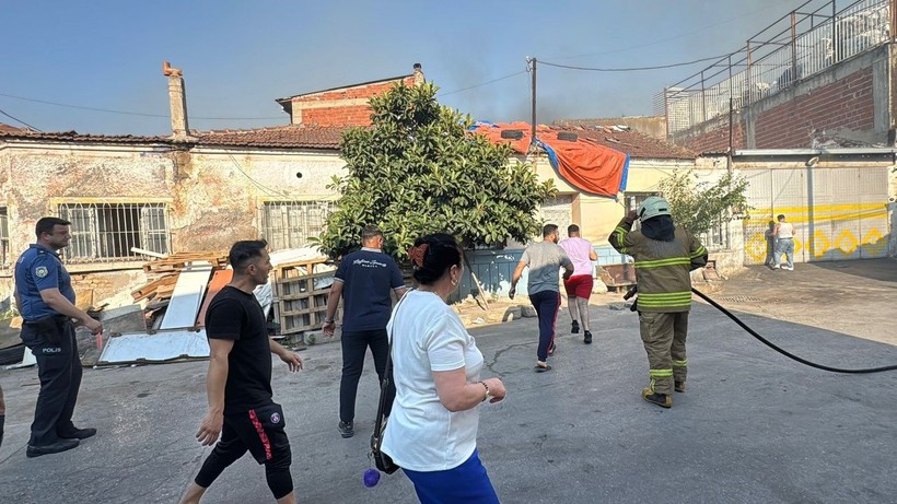 Metruk binada başladı: Mahalle alevlere teslim oldu - Resim: 2