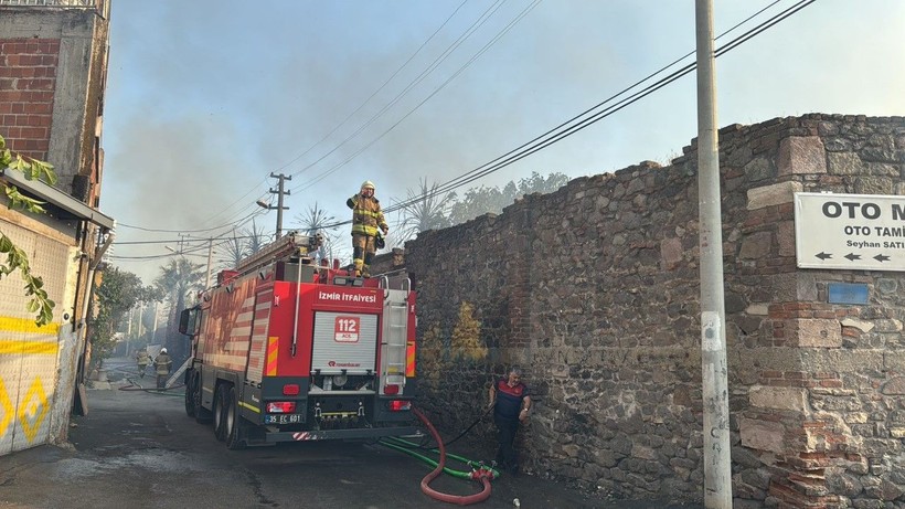 Metruk binada başladı: Mahalle alevlere teslim oldu - Resim: 5