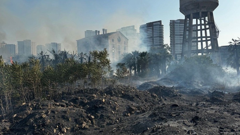 Metruk binada başladı: Mahalle alevlere teslim oldu - Resim: 6