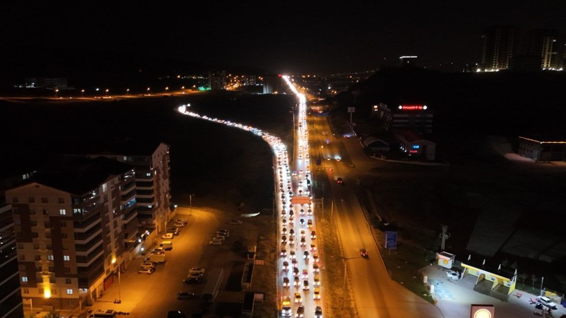 43 ilin geçiş güzergahında trafik kilit - Resim: 1