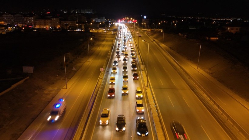 43 ilin geçiş güzergahında trafik kilit - Resim: 2