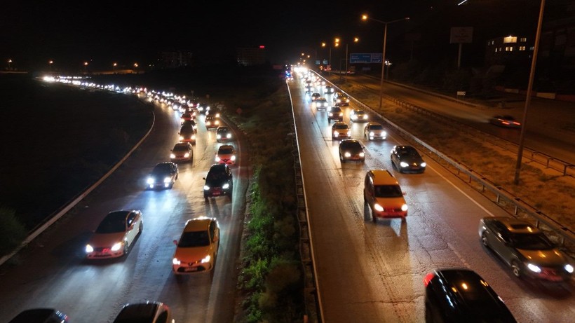 43 ilin geçiş güzergahında trafik kilit - Resim: 4