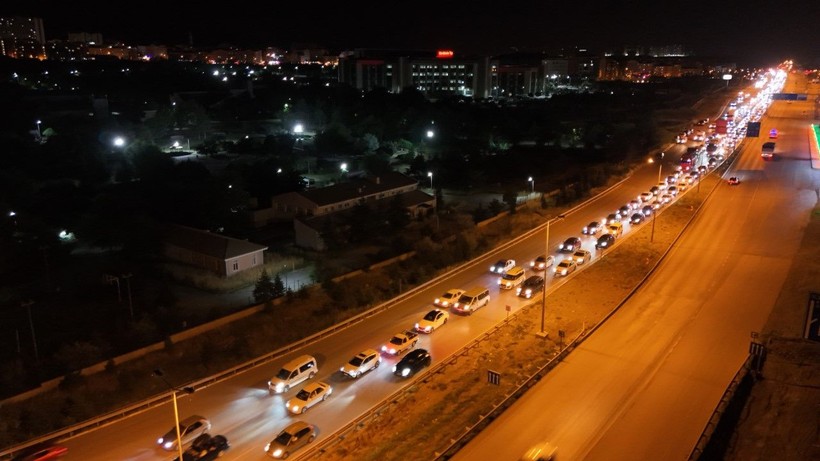 43 ilin geçiş güzergahında trafik kilit - Resim: 8