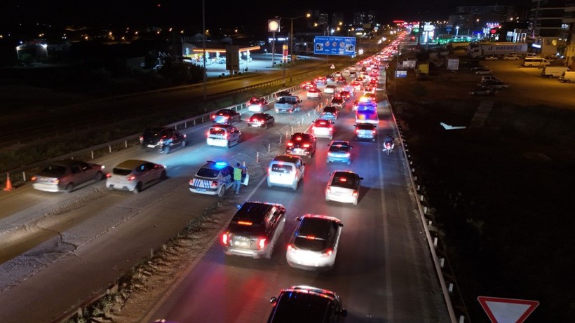 43 ilin geçiş güzergahında trafik kilit - Resim: 9
