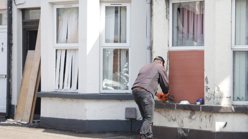 Barışçıl başlayan protestolar kasabayı bu hale getirdi - Resim: 2
