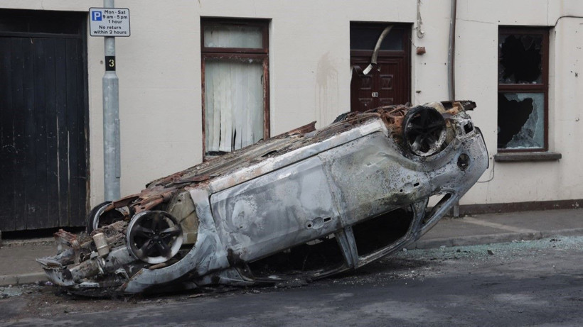 Barışçıl başlayan protestolar kasabayı bu hale getirdi - Resim: 9