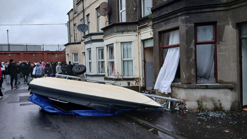 Barışçıl başlayan protestolar kasabayı bu hale getirdi - Resim: 10