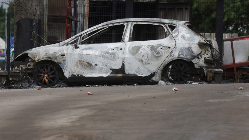 Barışçıl başlayan protestolar kasabayı bu hale getirdi - Resim: 11