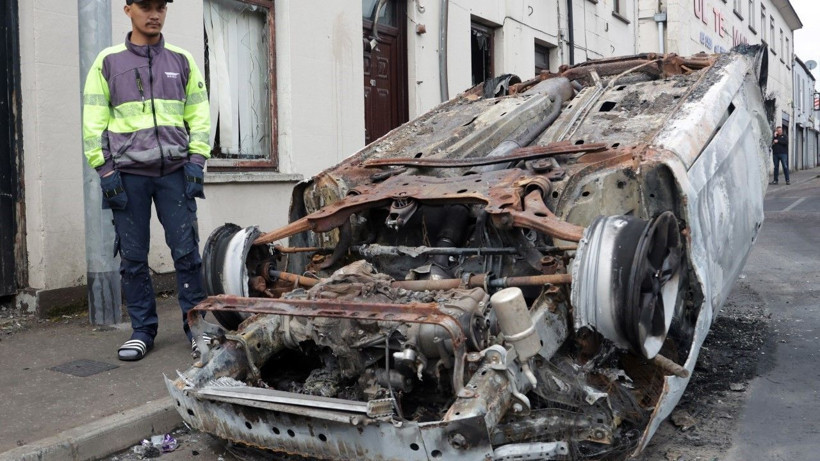 Barışçıl başlayan protestolar kasabayı bu hale getirdi - Resim: 12