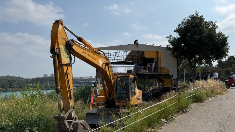 Yıkım gerginliği: Çatıya çıktı, engel olamadı - Resim: 1
