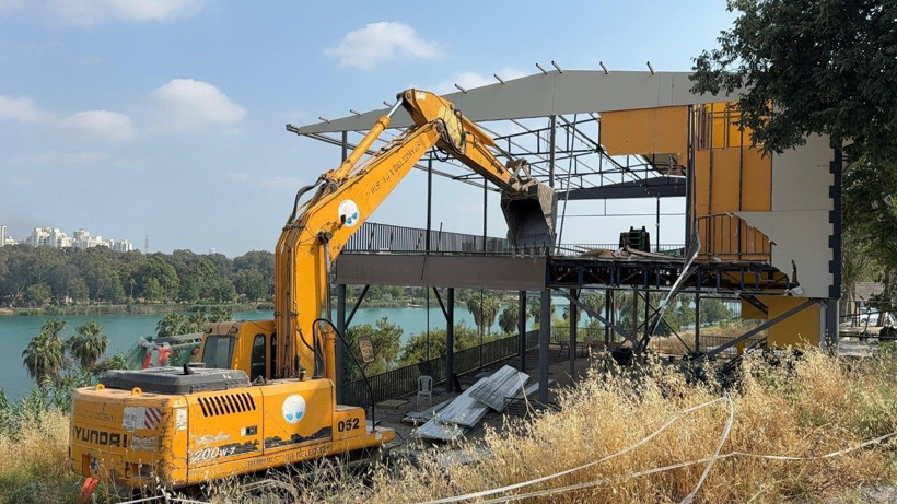 Yıkım gerginliği: Çatıya çıktı, engel olamadı - Resim: 2