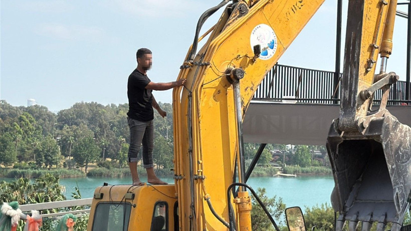 Yıkım gerginliği: Çatıya çıktı, engel olamadı - Resim: 3