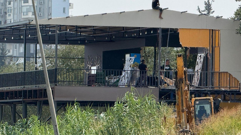 Yıkım gerginliği: Çatıya çıktı, engel olamadı - Resim: 4