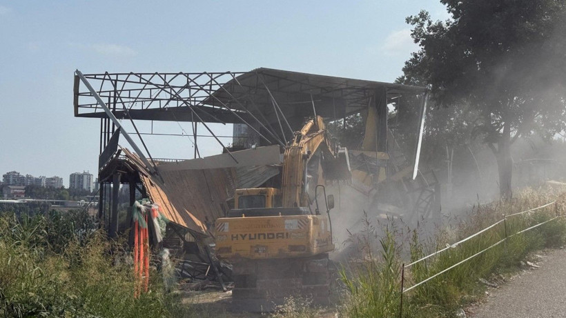 Yıkım gerginliği: Çatıya çıktı, engel olamadı - Resim: 6