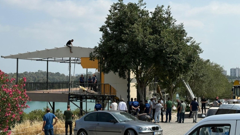 Yıkım gerginliği: Çatıya çıktı, engel olamadı - Resim: 7