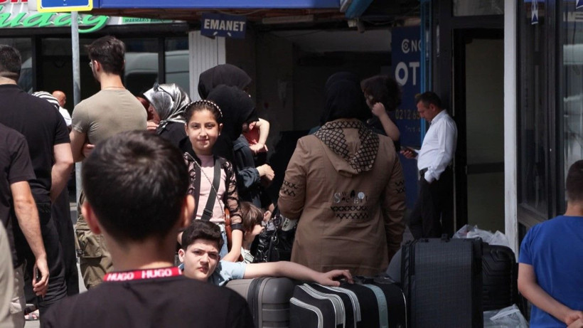 Hava sahası kapanınca İranlılar otobüslerle ülkelerine dönüyor - Resim: 1