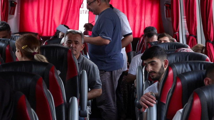 Hava sahası kapanınca İranlılar otobüslerle ülkelerine dönüyor - Resim: 6